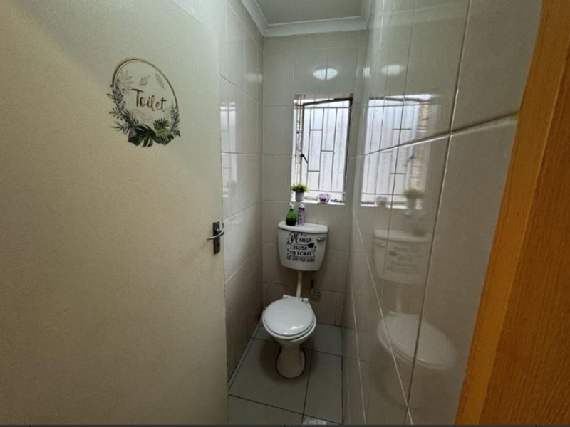 Neat Townhouse for sale, perfect for family livivng - Photo 5