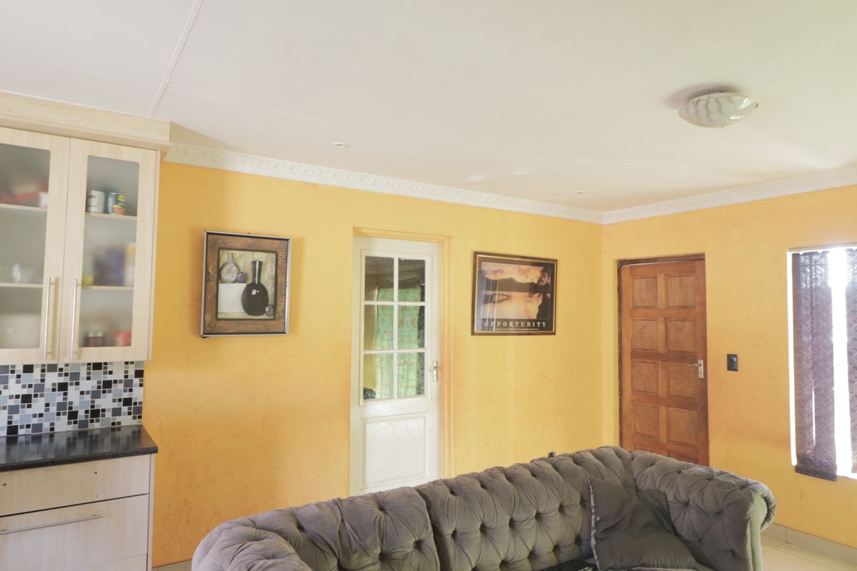 Neat Townhouse for sale, perfect for family livivng - Photo 2