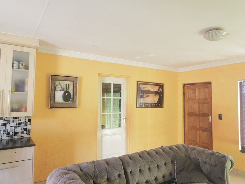 Neat Townhouse for sale, perfect for family livivng - Photo 2