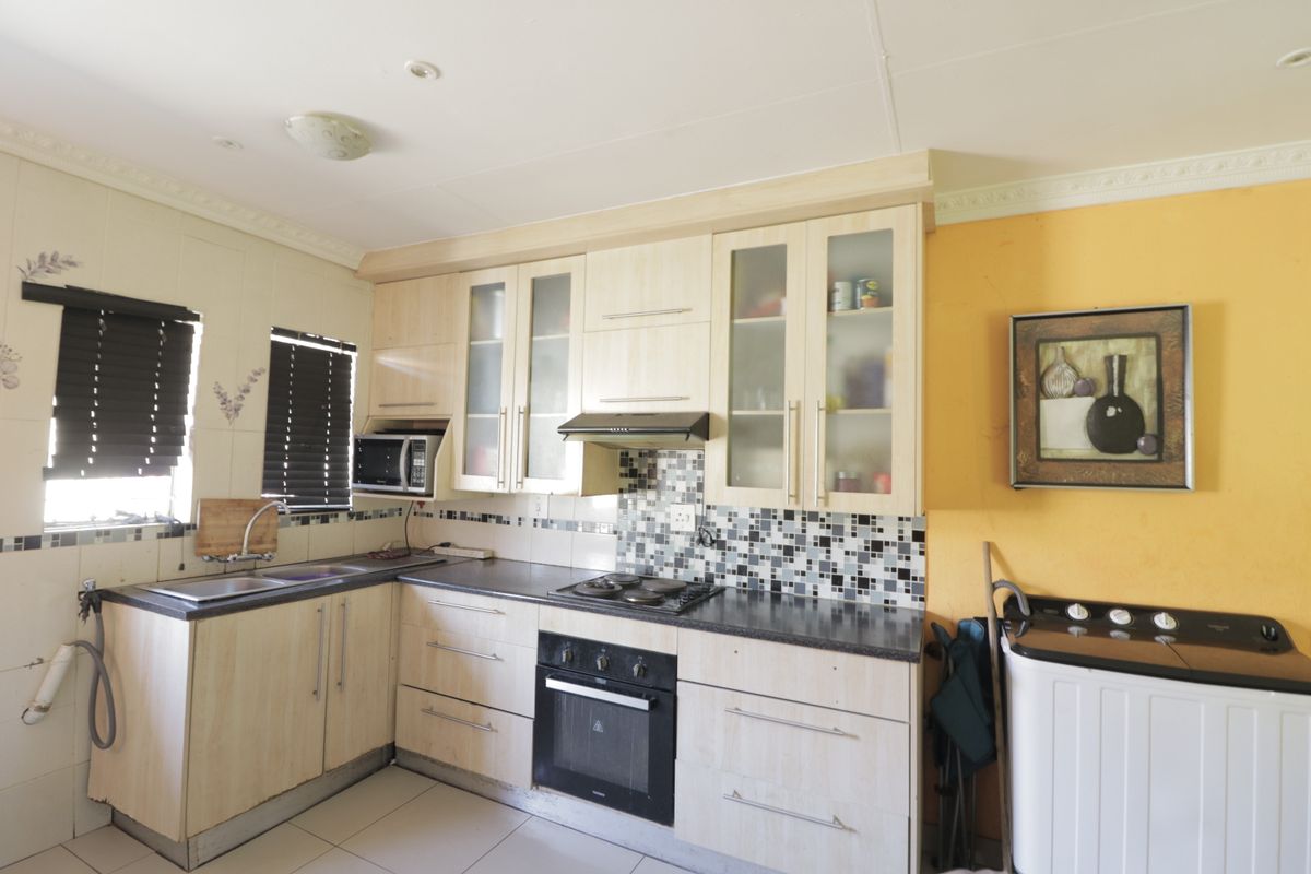 Neat Townhouse for sale, perfect for family livivng - Photo 5