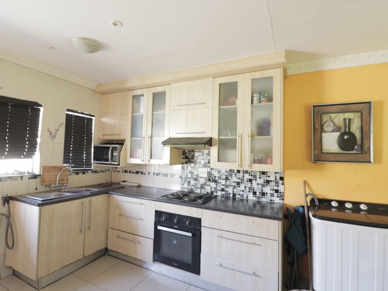 Neat Townhouse for sale, perfect for family livivng - Photo 5