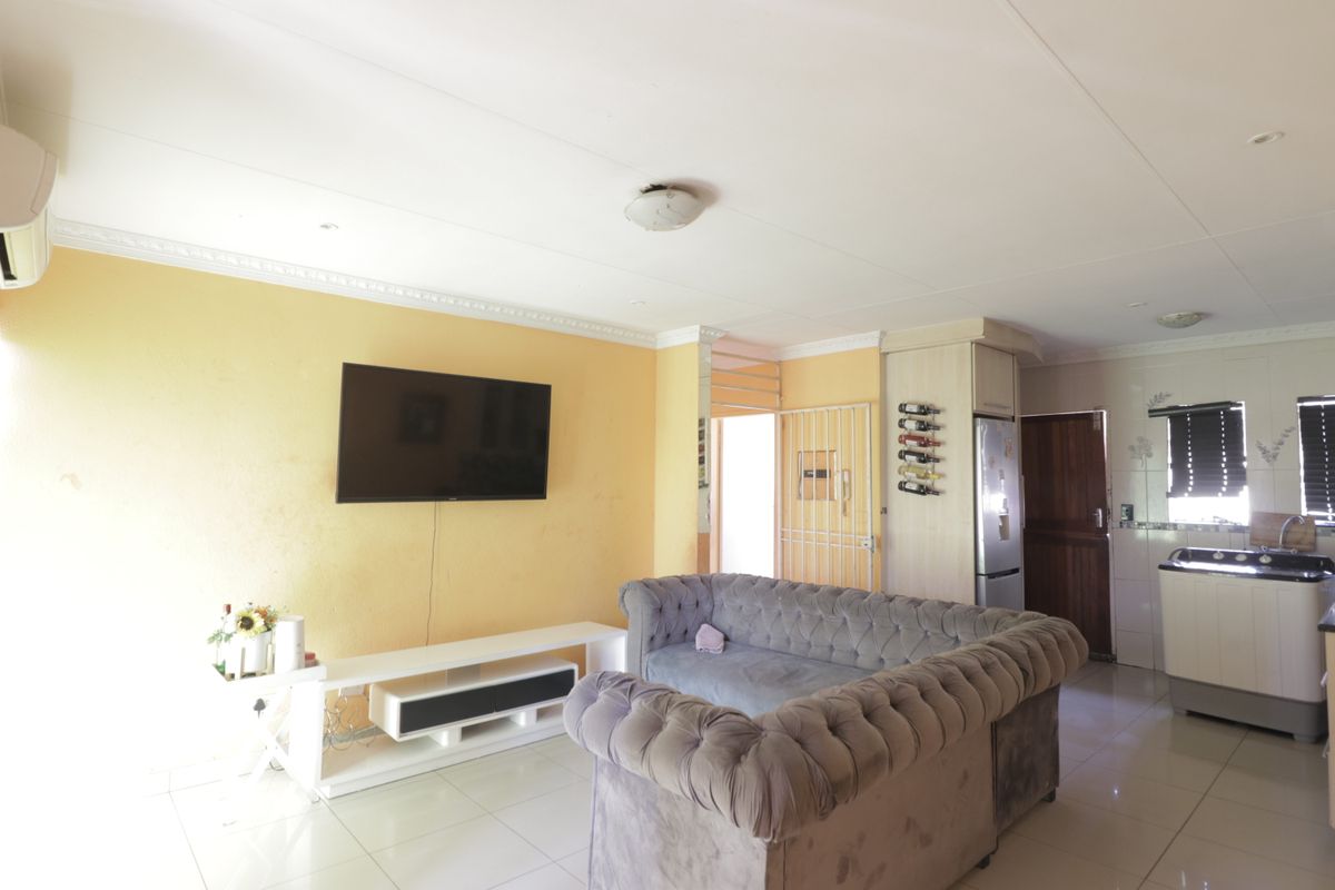 Neat Townhouse for sale, perfect for family livivng - Photo 4