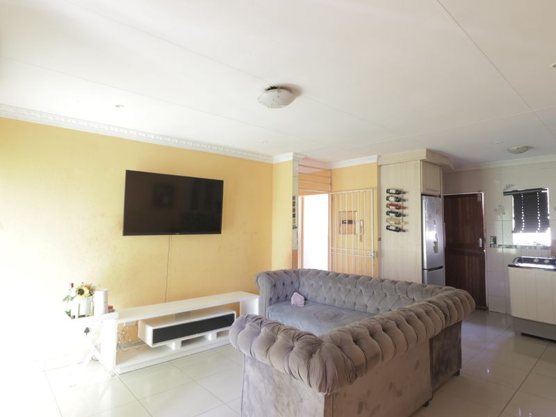Neat Townhouse for sale, perfect for family livivng - Photo 4