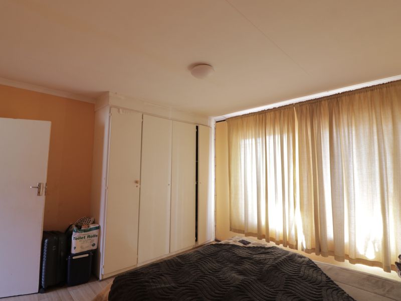Neat Townhouse for sale, perfect for family livivng - Photo 9