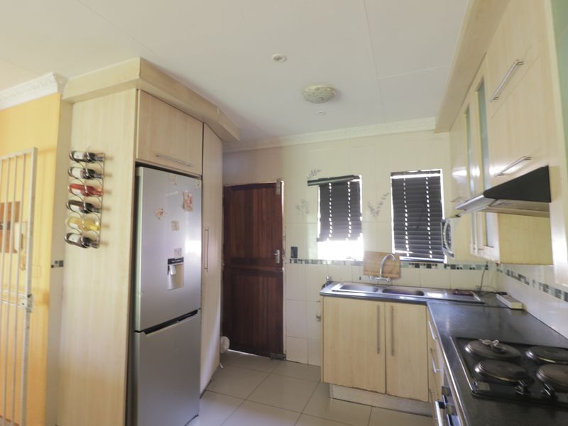 Neat Townhouse for sale, perfect for family livivng - Photo 6
