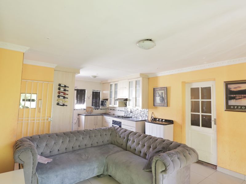 Neat Townhouse for sale, perfect for family livivng - Photo 1