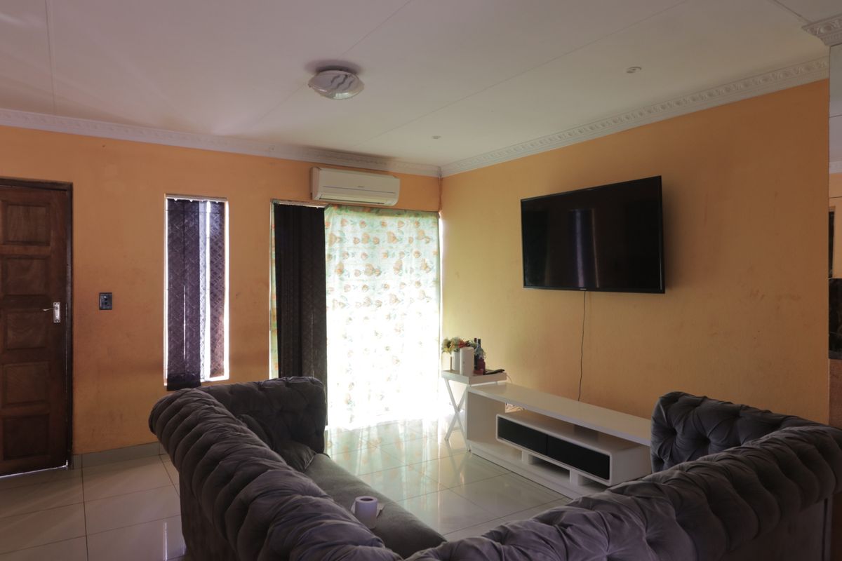 Neat Townhouse for sale, perfect for family livivng - Photo 3