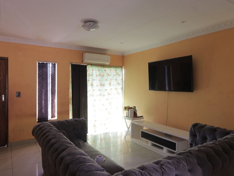 Neat Townhouse for sale, perfect for family livivng - Photo 3