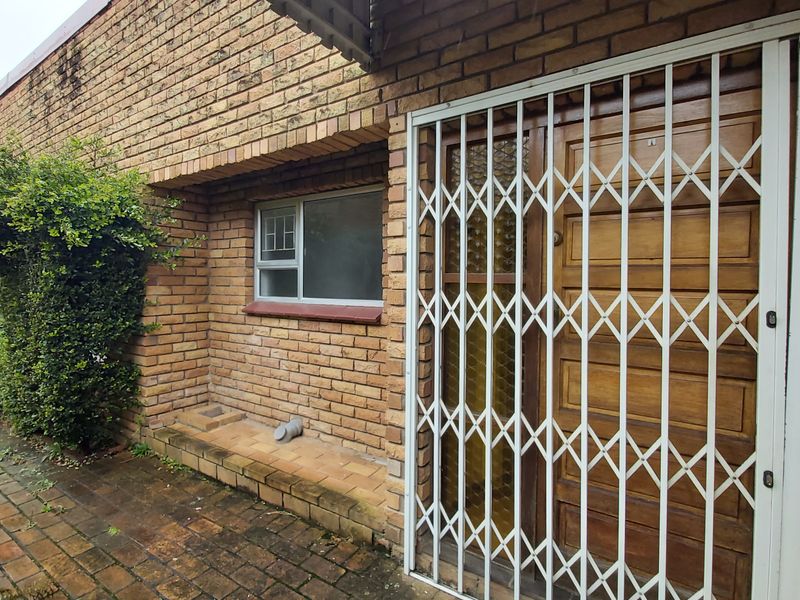 Oak Park Townhouse To Let - Photo 3