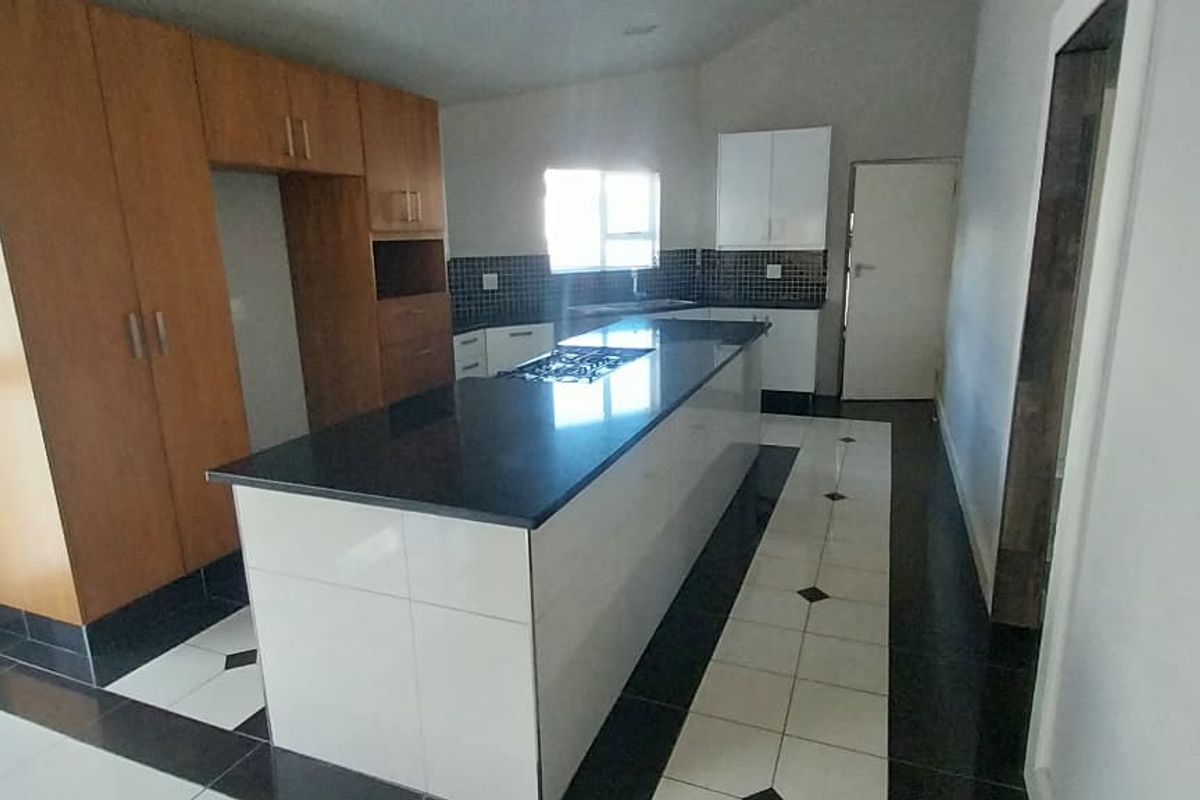 Modern 3 bedroom townhouse with 2 bathrooms and doube garages situated in the heart of Vincent - Photo 4
