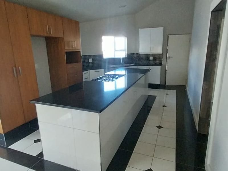 Modern 3 bedroom townhouse with 2 bathrooms and doube garages situated in the heart of Vincent - Photo 4