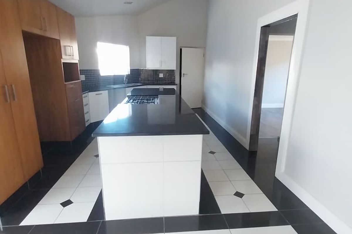 Modern 3 bedroom townhouse with 2 bathrooms and doube garages situated in the heart of Vincent - Photo 5