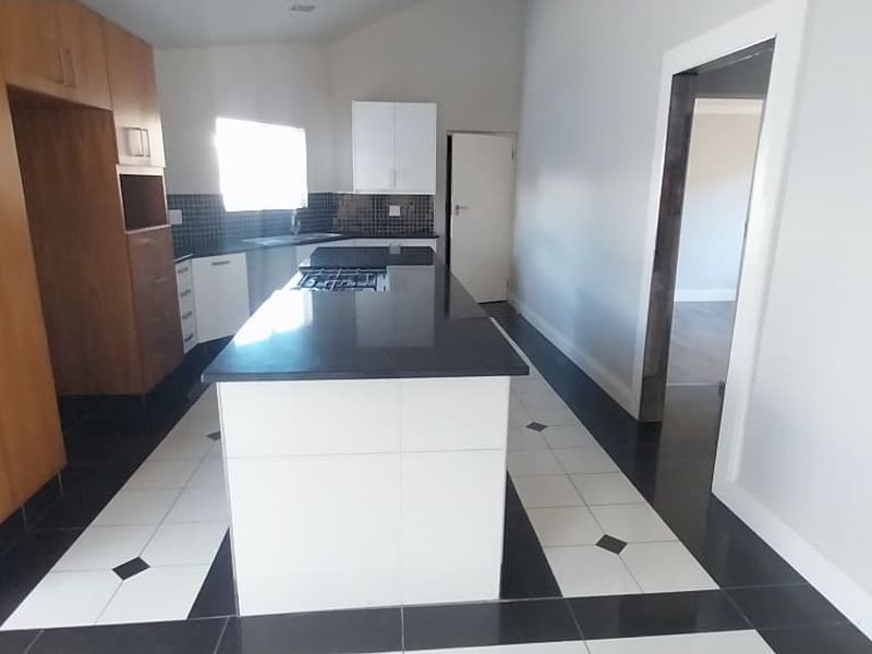 Modern 3 bedroom townhouse with 2 bathrooms and doube garages situated in the heart of Vincent - Photo 5