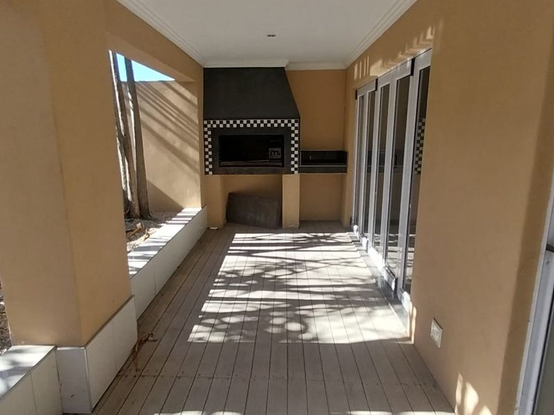 Modern 3 bedroom townhouse with 2 bathrooms and doube garages situated in the heart of Vincent - Photo 9