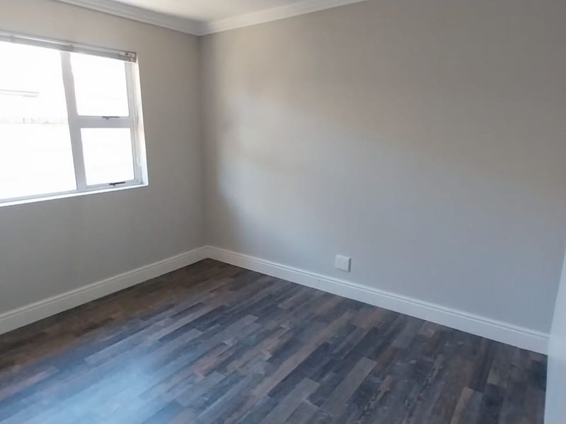 Modern 3 bedroom townhouse with 2 bathrooms and doube garages situated in the heart of Vincent - Photo 10