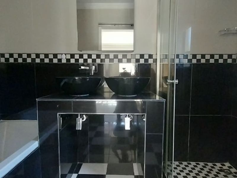 Modern 3 bedroom townhouse with 2 bathrooms and doube garages situated in the heart of Vincent - Photo 8