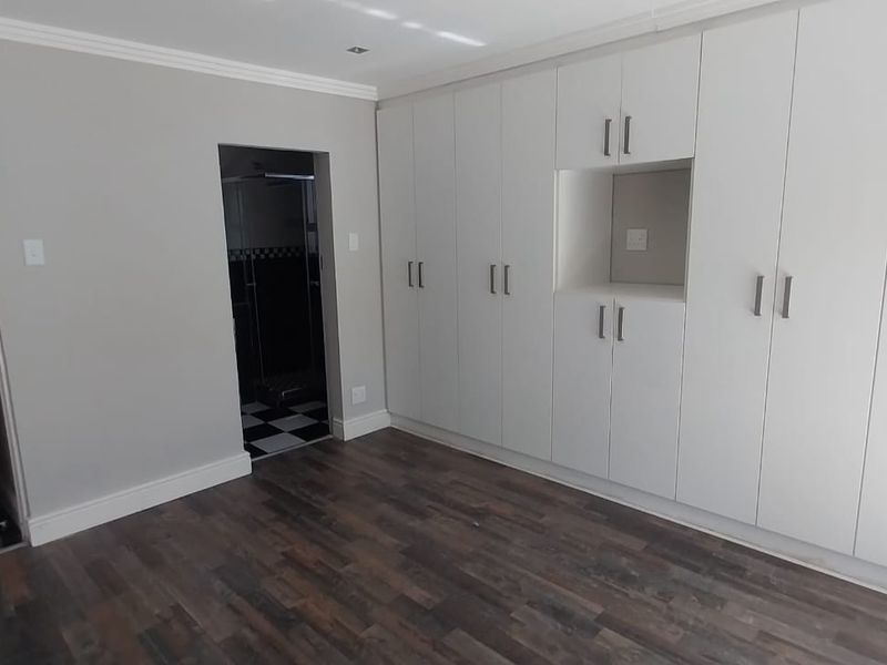 Modern 3 bedroom townhouse with 2 bathrooms and doube garages situated in the heart of Vincent - Photo 7
