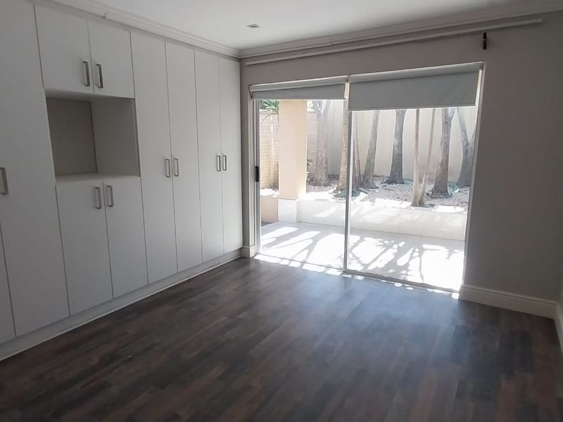 Modern 3 bedroom townhouse with 2 bathrooms and doube garages situated in the heart of Vincent - Photo 6