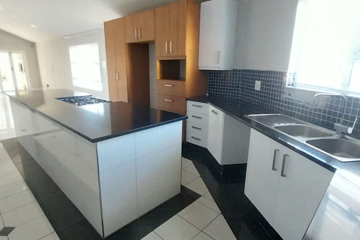 Modern 3 bedroom townhouse with 2 bathrooms and doube garages situated in the heart of Vincent - Photo 3