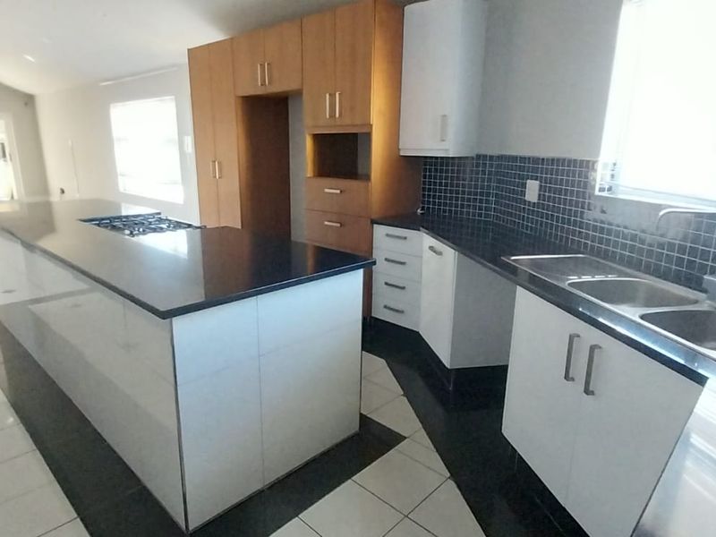 Modern 3 bedroom townhouse with 2 bathrooms and doube garages situated in the heart of Vincent - Photo 3