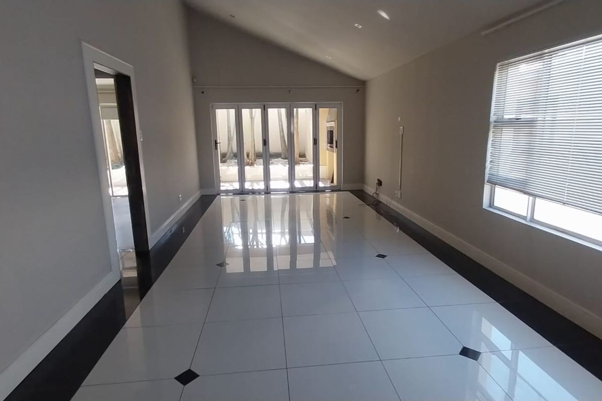 Modern 3 bedroom townhouse with 2 bathrooms and doube garages situated in the heart of Vincent - Photo 2