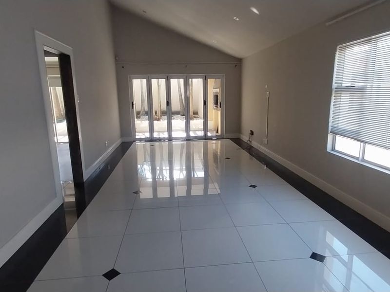 Modern 3 bedroom townhouse with 2 bathrooms and doube garages situated in the heart of Vincent - Photo 2