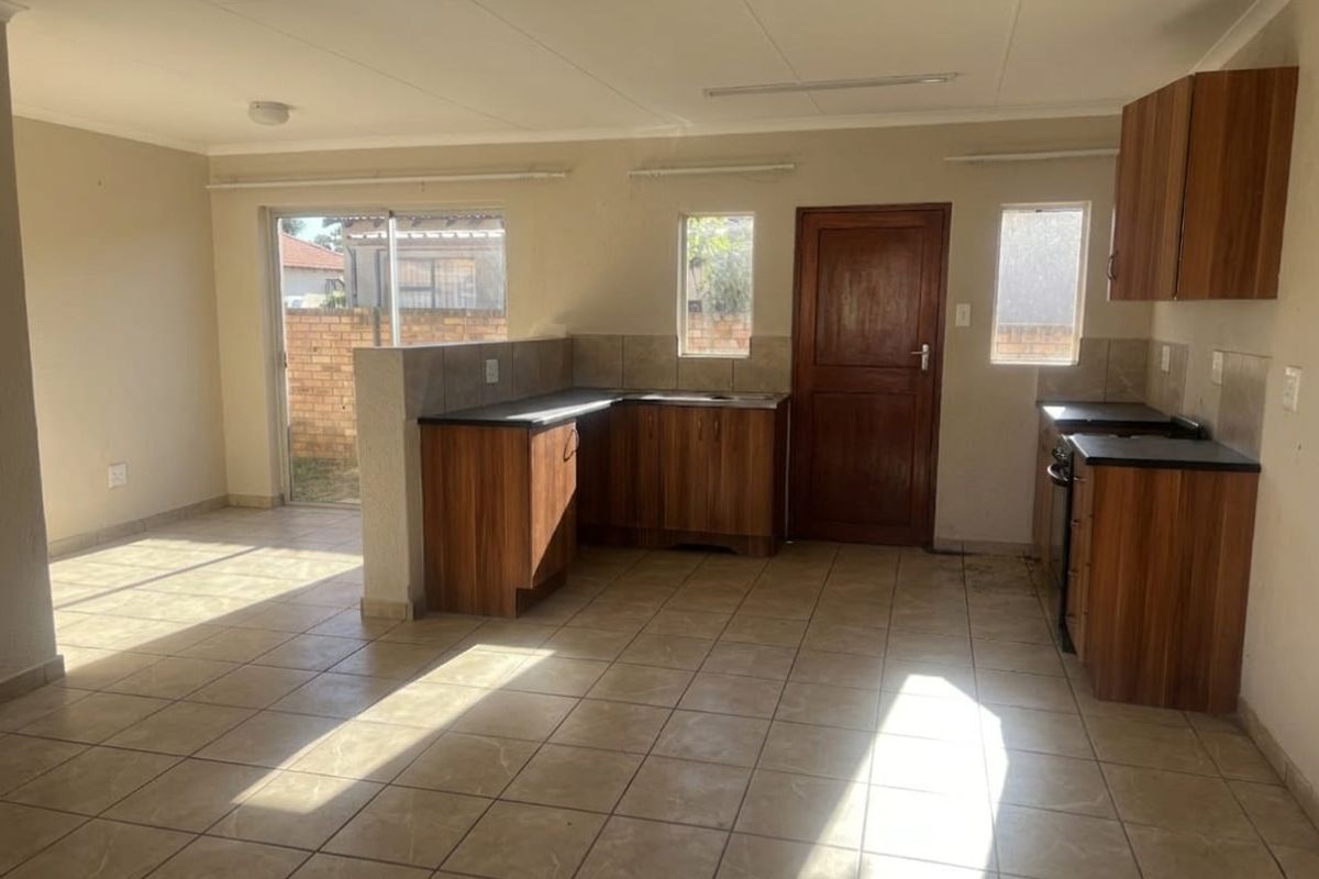 Marketing heading- Your Modern Sanctuary in Waterkloof Hills Estate - Photo 2