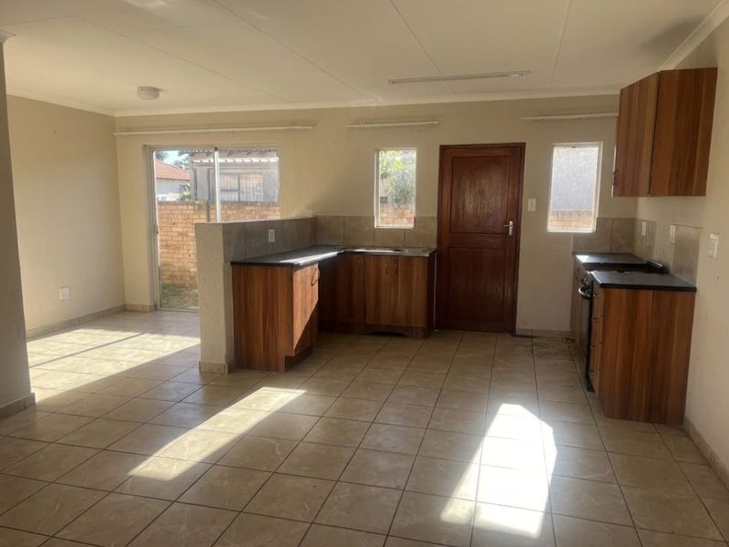 Marketing heading- Your Modern Sanctuary in Waterkloof Hills Estate - Photo 2