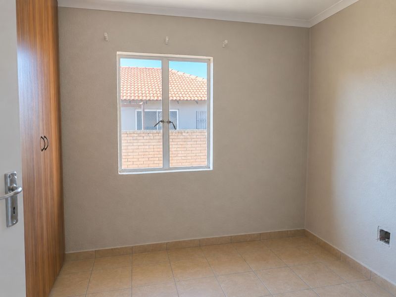 Marketing heading- Your Modern Sanctuary in Waterkloof Hills Estate - Photo 6