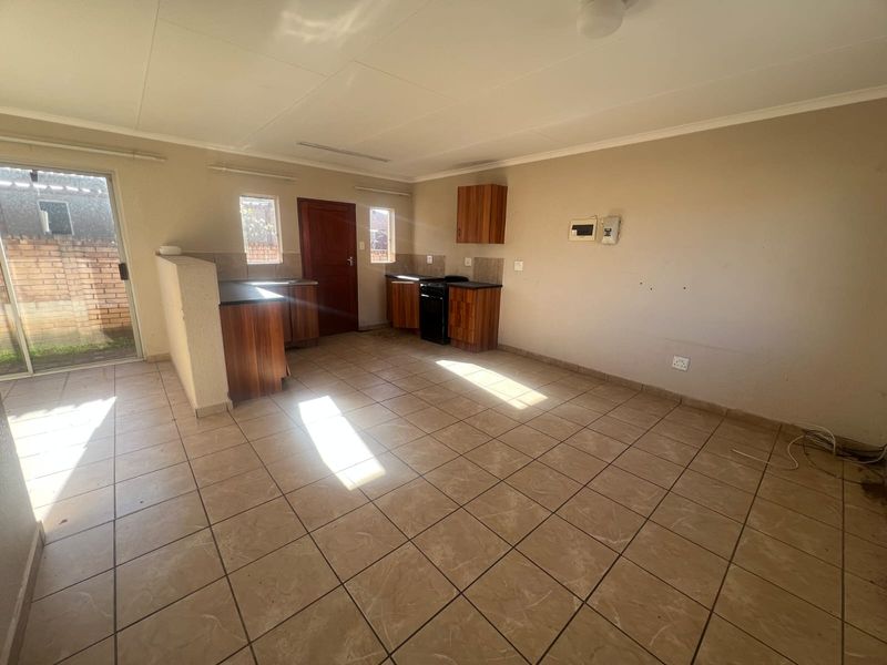 Marketing heading- Your Modern Sanctuary in Waterkloof Hills Estate - Photo 3