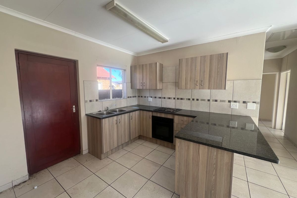 Modern family living at Waterkloof Hills Estate - Photo 4