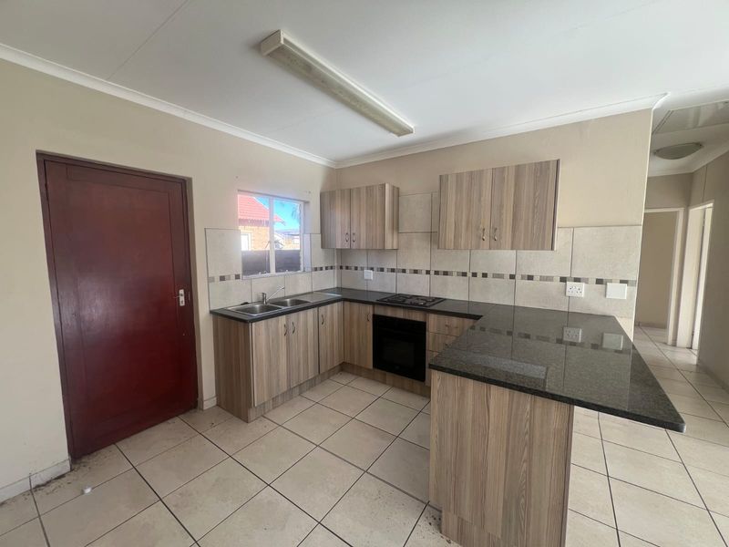 Modern family living at Waterkloof Hills Estate - Photo 4