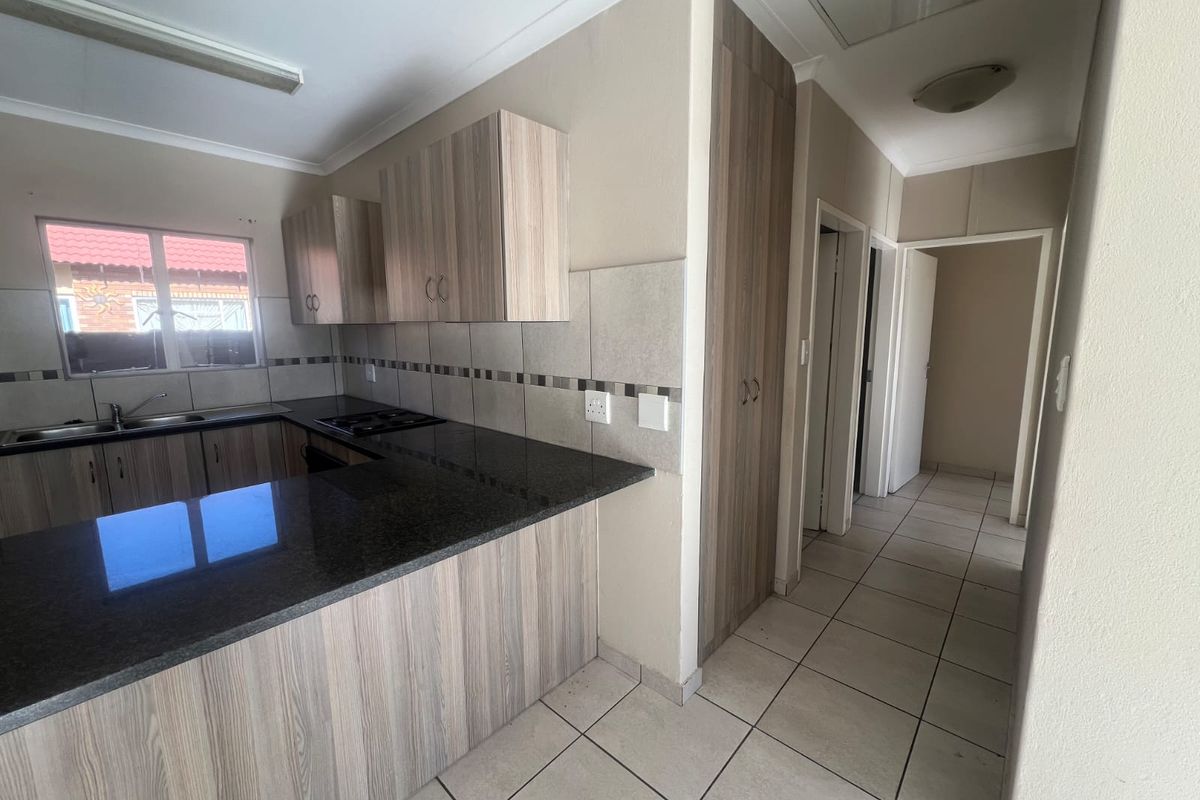 Modern family living at Waterkloof Hills Estate - Photo 3