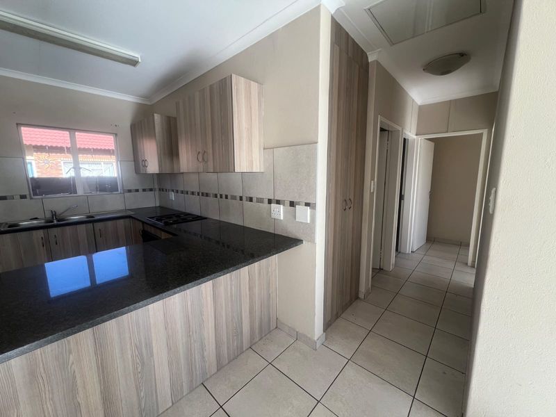 Modern family living at Waterkloof Hills Estate - Photo 3