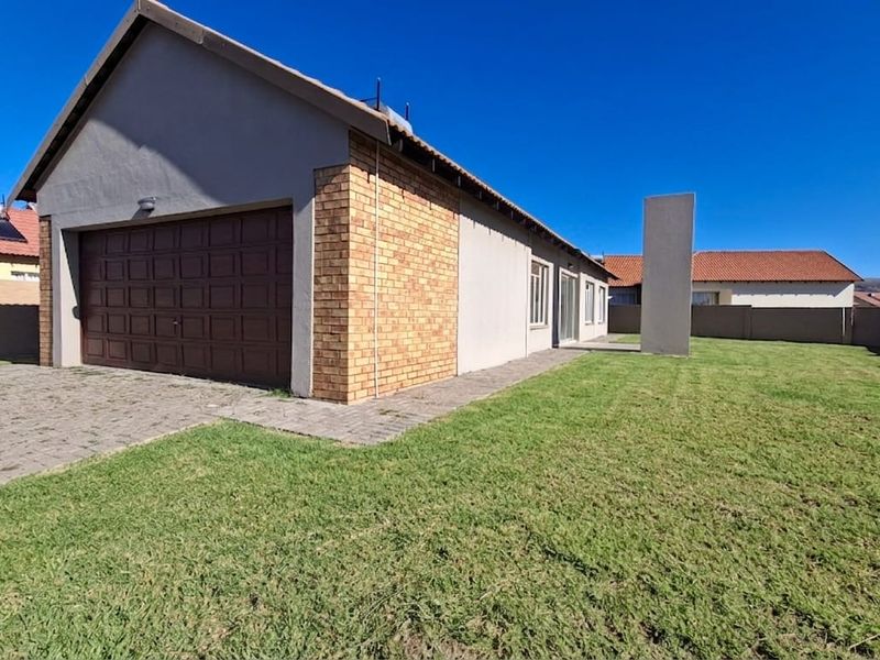 Modern family living at Waterkloof Hills Estate - Photo 1