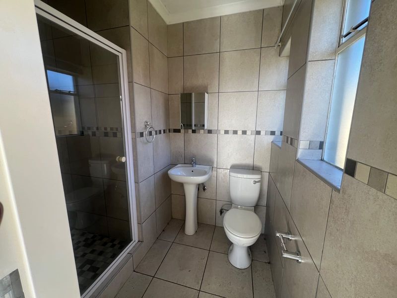 Modern family living at Waterkloof Hills Estate - Photo 10