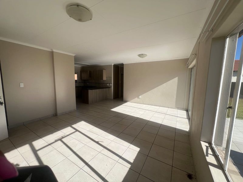 Modern family living at Waterkloof Hills Estate - Photo 6