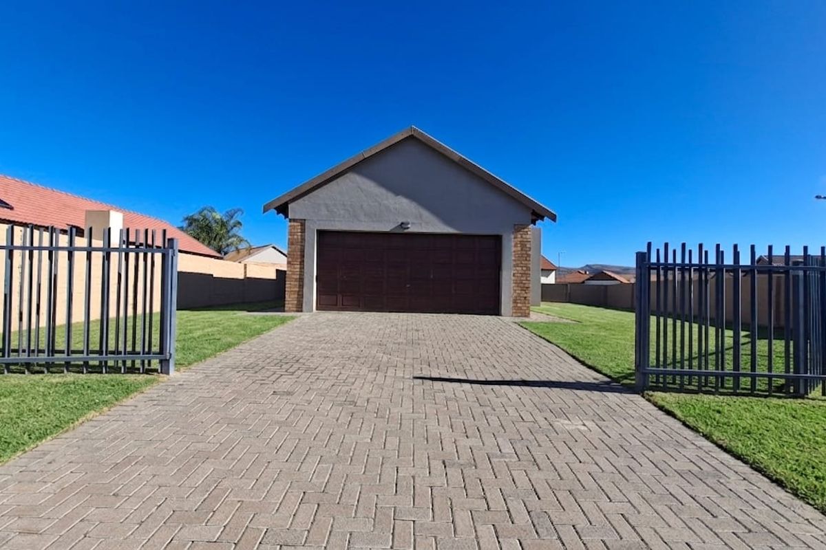 Modern family living at Waterkloof Hills Estate - Photo 2