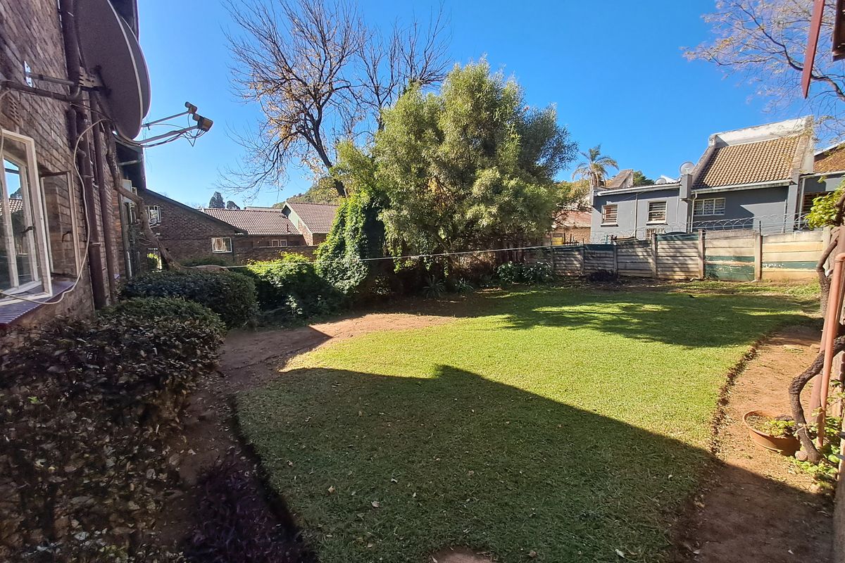 Spacious Ground Floor Living with Private Garden Appeal - Photo 4