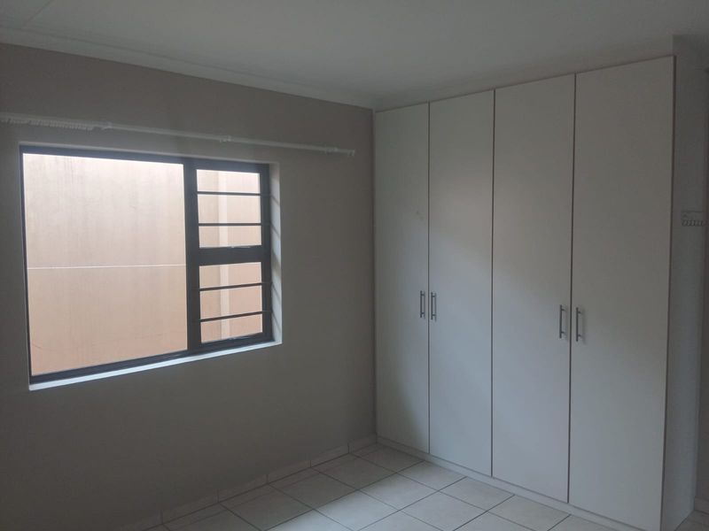 Spacious 3-Bedroom Townhouse in Secure Amalinda Complex - Photo 7