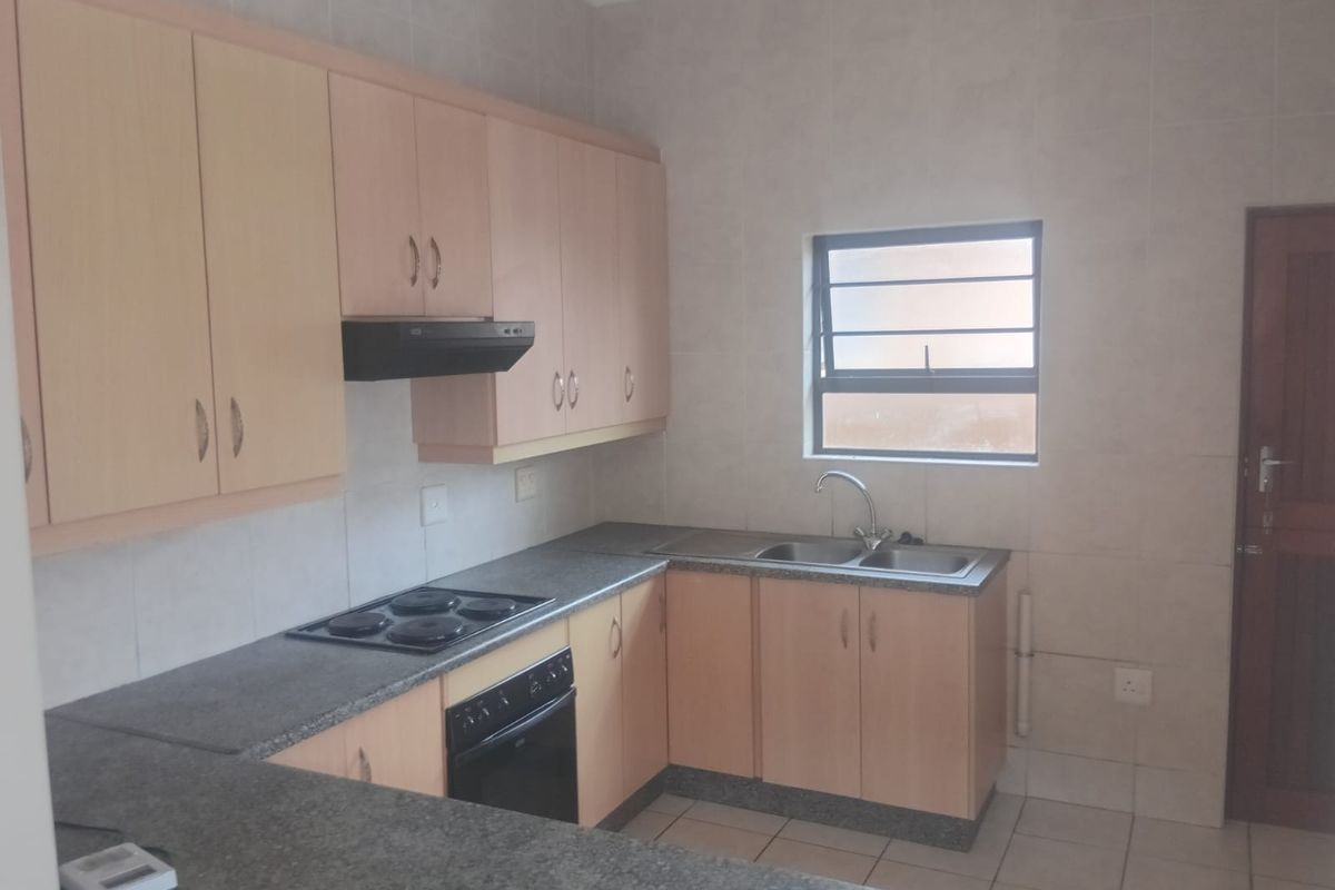 Spacious 3-Bedroom Townhouse in Secure Amalinda Complex - Photo 4