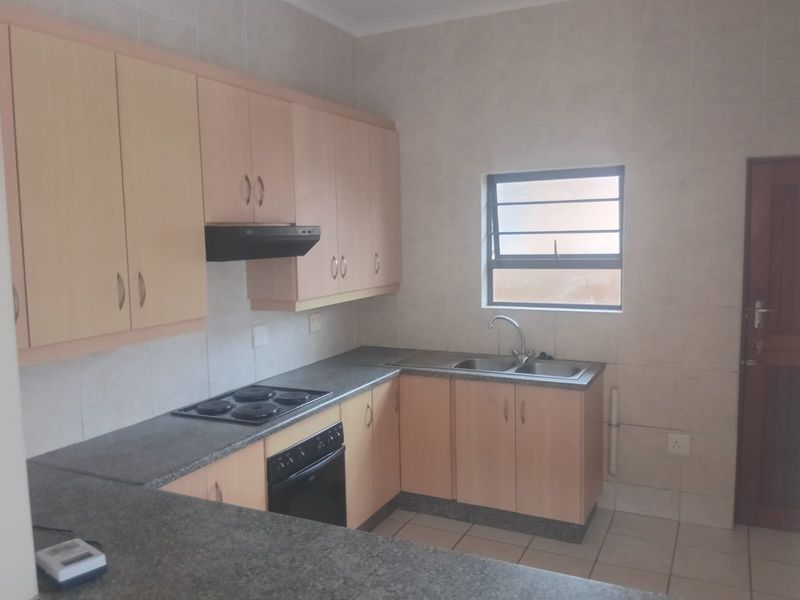 Spacious 3-Bedroom Townhouse in Secure Amalinda Complex - Photo 4