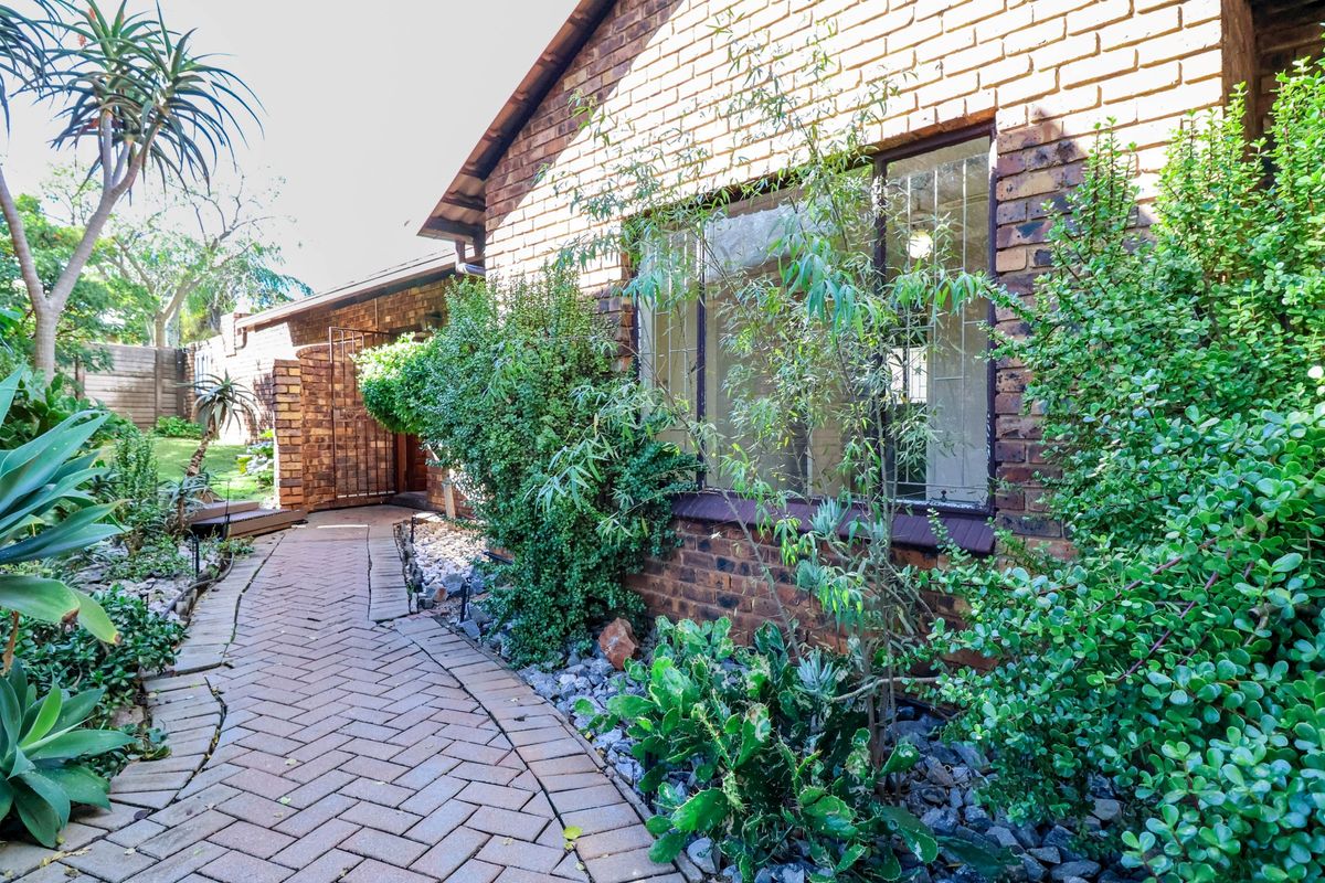 Bidding to start from R1450 000! Live Auction! 4 Bedroom  Home in The Reeds! - Photo 5