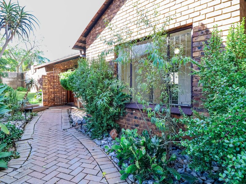 Bidding to start from R1450 000! Live Auction! 4 Bedroom  Home in The Reeds! - Photo 5