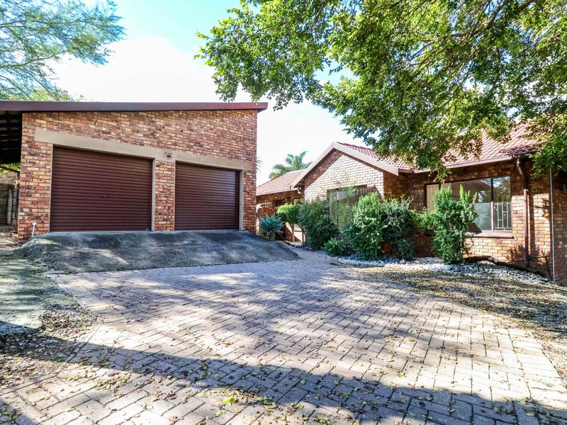 Bidding to start from R1450 000! Live Auction! 4 Bedroom  Home in The Reeds! - Photo 3