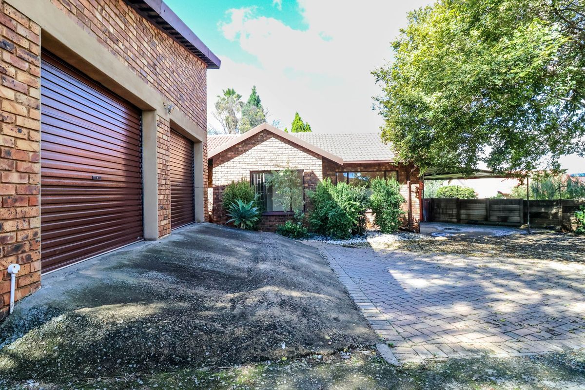 Bidding to start from R1450 000! Live Auction! 4 Bedroom  Home in The Reeds! - Photo 4