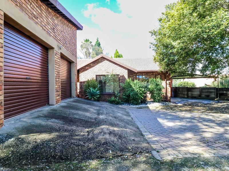 Bidding to start from R1450 000! Live Auction! 4 Bedroom  Home in The Reeds! - Photo 4