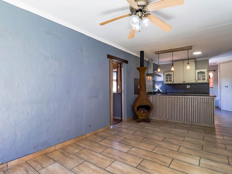 Bidding to start from R1450 000! Live Auction! 4 Bedroom  Home in The Reeds! - Photo 8