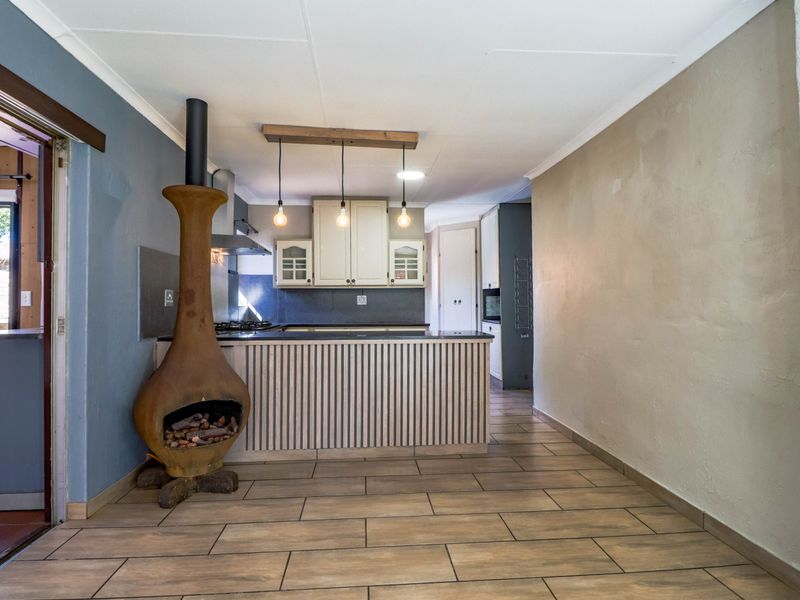 Bidding to start from R1450 000! Live Auction! 4 Bedroom  Home in The Reeds! - Photo 9