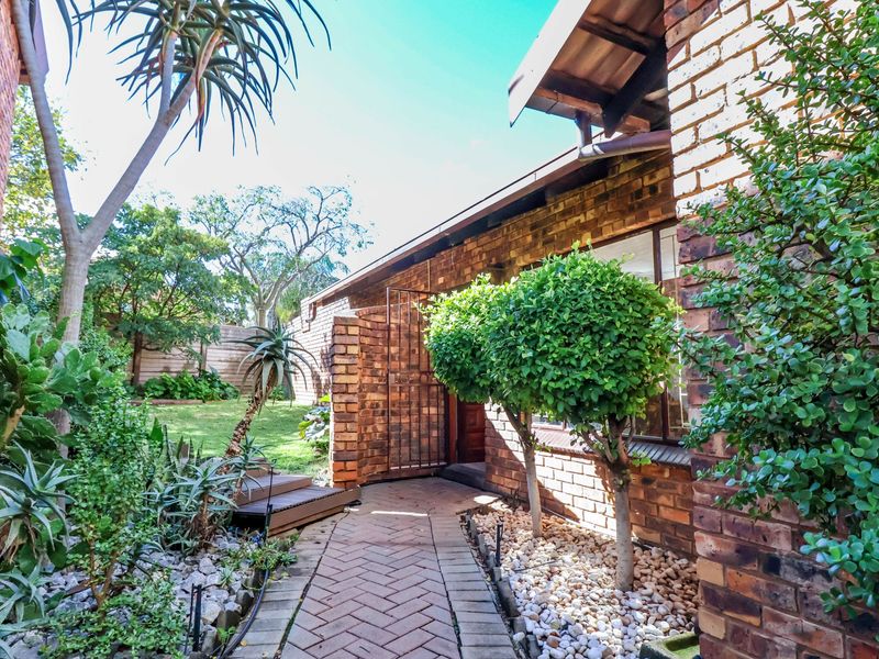 Bidding to start from R1450 000! Live Auction! 4 Bedroom  Home in The Reeds! - Photo 6